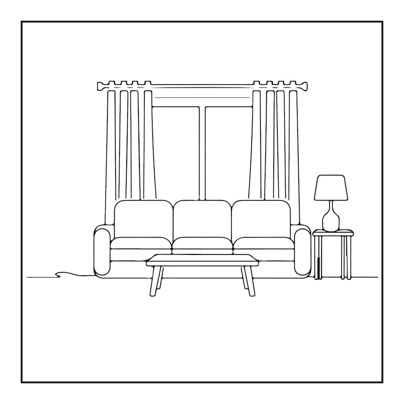 K&ouml;nnte beinhalten: Eine schwarz-wei&szlig;e Strichzeichnung eines Wohnzimmerinterieurs mit einem Sofa mit drei Sitzkissen, einem rechteckigen Couchtisch, einem Beistelltisch mit Lampe und einem Fenster mit bodenlangen Vorh&auml;ngen. Die Illustration verwendet einfache Umrisse.