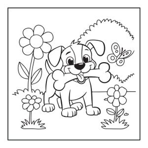以下が含まれることがあります： 口に大きな骨をくわえた子犬のキャラクターが描かれた、白黒の塗り絵ページです。左側には背の高い花、右側には小さな花、空には蝶が舞い、背景には丸い茂みが描かれています。