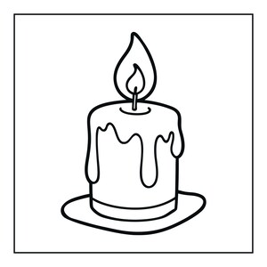 Peut inclure: Une illustration en noir et blanc au trait repr&eacute;sentant une bougie cylindrique avec de la cire coulant sur les c&ocirc;t&eacute;s. La bougie pr&eacute;sente une flamme unique au sommet et repose sur une base circulaire, le tout dans un cadre carr&eacute; simple.