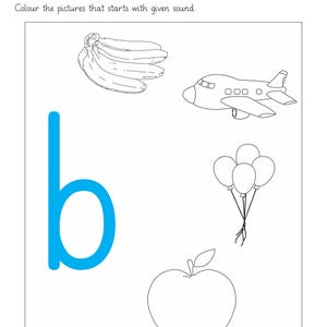 Op de afbeelding: Een zwart-wit educatief werkblad met een grote blauwe kleine letter b aan de linkerkant. De pagina bevat lijntekeningen van een tros bananen, een vliegtuig, een groep van drie ballonnen en een appel. De tekst luidt: Student Name: Date: Colour the pictures that starts with given sound.