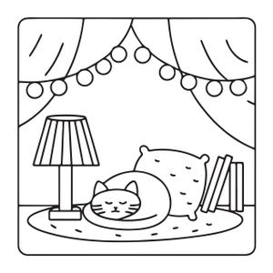 K&ouml;nnte beinhalten: Eine schwarz-wei&szlig;e Strichzeichnung eines schlafenden, zusammengerollten Katzenmotivs auf einem runden Teppich neben einer Tischlampe, einem quadratischen Kissen und zwei aufrecht stehenden B&uuml;chern, eingerahmt von Vorh&auml;ngen mit einer Lichterkette.