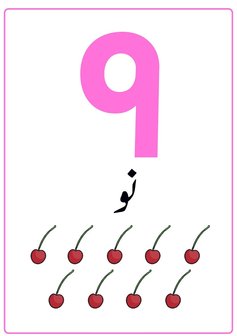 K&ouml;nnte beinhalten: Eine rechteckige Lernkarte mit einer gro&szlig;en rosa Zahl Neun oben, dem arabischen Wort f&uuml;r Neun in schwarzem Text darunter und neun einzelnen roten Kirschen mit gr&uuml;nen Stielen, die in zwei Reihen am unteren Rand der Karte angeordnet sind.