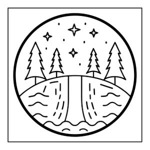 Op de afbeelding: Een cirkelvormige zwart-wit lijntekening met een landschap met vier dennenbomen op een heuvel, een centrale waterval die uitmondt in een waterpartij aan de basis, en een nachtelijke hemel vol vierpuntige sterren en kleine stippen.