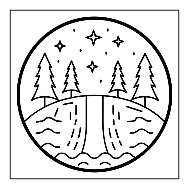 Op de afbeelding: Een cirkelvormige zwart-wit lijntekening met een landschap met vier dennenbomen op een heuvel, een centrale waterval die uitmondt in een waterpartij aan de basis, en een nachtelijke hemel vol vierpuntige sterren en kleine stippen.