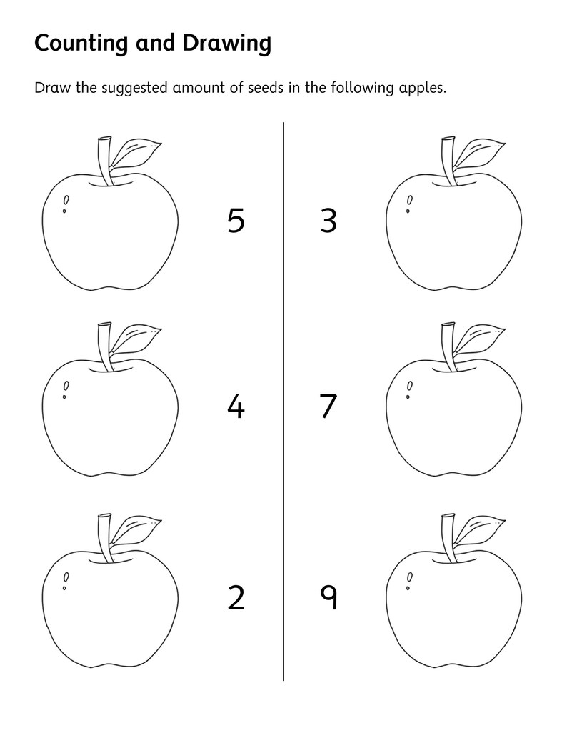 Pu&ograve; includere: Una scheda didattica in bianco e nero intitolata Counting and Drawing con l'istruzione di disegnare il numero suggerito di semi nelle mele. Presenta sei contorni di mele con i numeri 5, 4, 2, 3, 7 e 9 accanto.