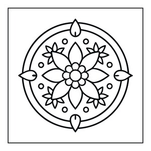 Pu&ograve; includere: Un'illustrazione in bianco e nero a tratto di un mandala circolare. Il motivo presenta un fiore centrale con petali arrotondati, circondato da petali appuntiti pi&ugrave; grandi, piccoli cerchi e quattro forme a foglia ai punti cardinali.
