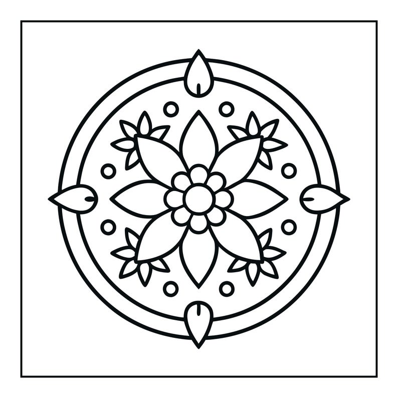 Pu&ograve; includere: Un'illustrazione in bianco e nero a tratto di un mandala circolare. Il motivo presenta un fiore centrale con petali arrotondati, circondato da petali appuntiti pi&ugrave; grandi, piccoli cerchi e quattro forme a foglia ai punti cardinali.