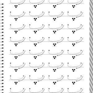 Peut inclure: Une page de feuille d'exercices blanche avec une reliure &agrave; spirale sur le c&ocirc;t&eacute; gauche. La page pr&eacute;sente des lignes de formes de lettres arabes en pointill&eacute;s avec des fl&egrave;ches directionnelles et trois points noirs sous chaque caract&egrave;re.