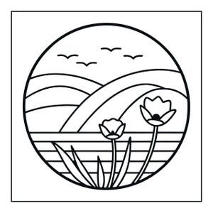 Op de afbeelding: Een cirkelvormige zwart-wit lijntekening met een landschap met glooiende heuvels, een waterpartij met horizontale lijnen, twee bloeiende bloemen op de voorgrond en vier kleine vogels die in de lucht boven de heuvels vliegen.
