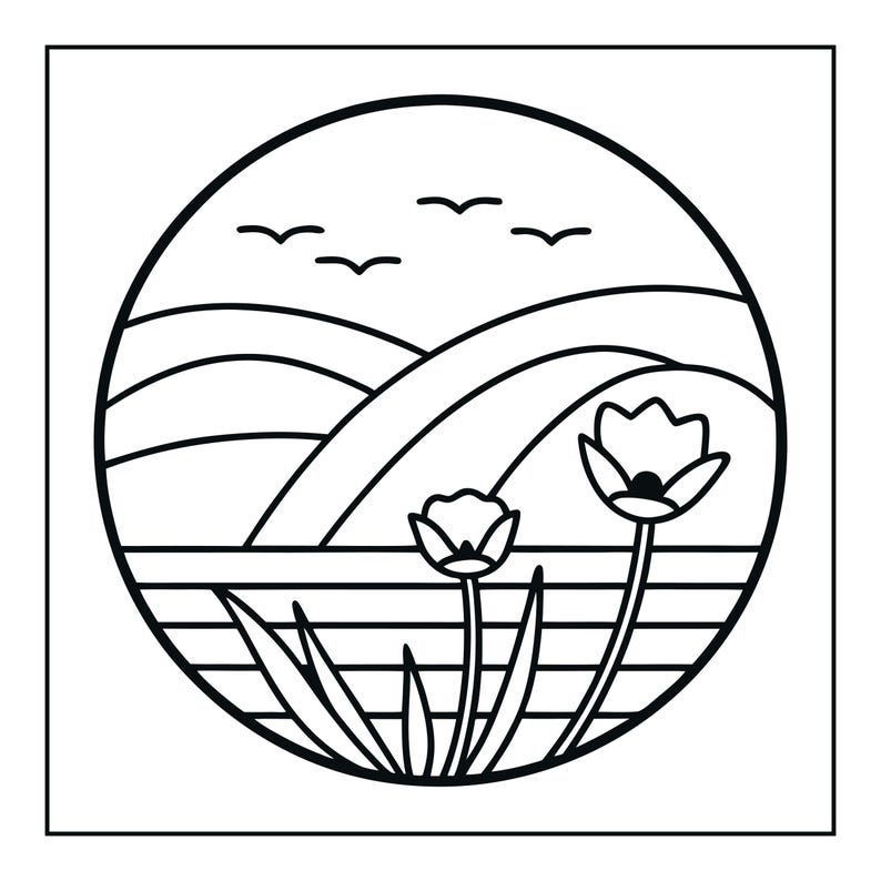 Op de afbeelding: Een cirkelvormige zwart-wit lijntekening met een landschap met glooiende heuvels, een waterpartij met horizontale lijnen, twee bloeiende bloemen op de voorgrond en vier kleine vogels die in de lucht boven de heuvels vliegen.