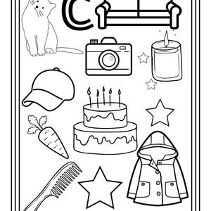 Puede incluir: Una p&aacute;gina para colorear en blanco y negro con la letra C, un gato, un sof&aacute;, una c&aacute;mara, una vela, una gorra de b&eacute;isbol, un pastel de cumplea&ntilde;os de dos pisos con velas, una zanahoria, un peine, una chaqueta con capucha y tres estrellas.
