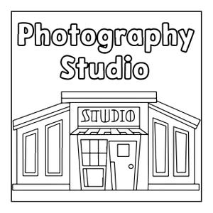 Op de afbeelding: Een zwart-wit kleurplaat van een gebouw met de tekst Photography Studio bovenaan en het woord STUDIO op een bord boven de toegangsdeur. De structuur heeft een centrale deur, ramen en een daklijn.