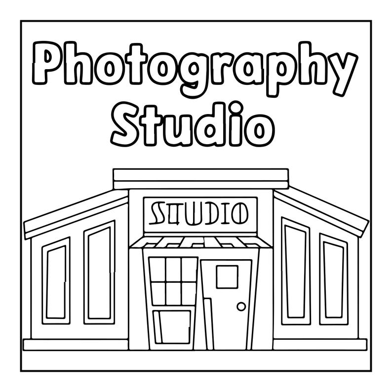 Op de afbeelding: Een zwart-wit kleurplaat van een gebouw met de tekst Photography Studio bovenaan en het woord STUDIO op een bord boven de toegangsdeur. De structuur heeft een centrale deur, ramen en een daklijn.