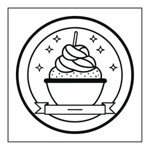 Op de afbeelding: Een zwart-wit circulair lijntekeninglogo met een kom gevuld met een gedraaid dessert bekroond met een stokje. Het ontwerp bevat vier kleine vierpuntige sterren rondom het dessert en een lege rechthoekige banner aan de onderzijde.