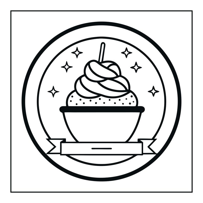 Op de afbeelding: Een zwart-wit circulair lijntekeninglogo met een kom gevuld met een gedraaid dessert bekroond met een stokje. Het ontwerp bevat vier kleine vierpuntige sterren rondom het dessert en een lege rechthoekige banner aan de onderzijde.