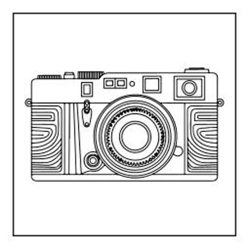 Może przedstawiać: Czarno-biała ilustracja liniowa aparatu w stylu vintage. Aparat posiada centralny okrągły obiektyw, prostokątny wizjer oraz teksturowane uchwyty boczne z poziomymi liniami. Projekt jest przejrzysty, minimalistyczny i ma charakter graficzny.