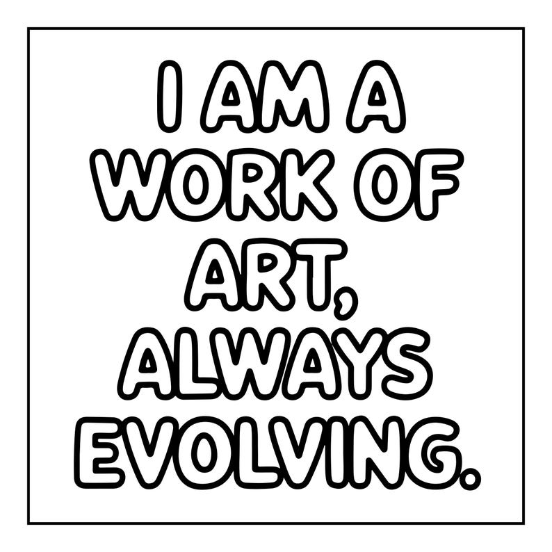 Pu&ograve; includere: Una stampa grafica quadrata che presenta il testo con contorno nero I AM A WORK OF ART, ALWAYS EVOLVING. Le lettere sono in grassetto, arrotondate e posizionate su uno sfondo bianco uniforme, creando un messaggio chiaro e leggibile in uno stile semplice.