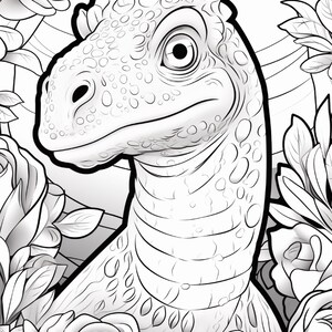 Pu&ograve; includere: Un'illustrazione in bianco e nero a tratto che raffigura la testa e il collo testurizzati di un dinosauro circondati da dettagliate rose in fiore. Il dinosauro presenta una pelle squamosa e irregolare e un occhio prominente in stile.