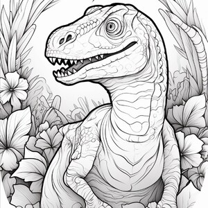 Pu&ograve; includere: Un'illustrazione in bianco e nero a tratto di un dinosauro velociraptor circondato da fiori tropicali e grandi foglie. Il dinosauro &egrave; mostrato dal petto in su con squame dettagliate, denti affilati e collo e testa strutturati.