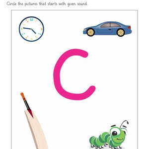 Op de afbeelding: Een educatief werkblad met een grote roze letter C in het midden, omringd door illustraties van een ronde klok, een blauwe sedan auto, een houten cricketbat met een oranje handvat en een groene cartoonrups met een lachend gezicht.