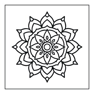 Pu&ograve; includere: Un'illustrazione in bianco e nero a tratto di un disegno mandala simmetrico. Il grafico presenta un cerchio centrale circondato da due strati di forme appuntite simili a petali disposte in un motivo radiale all'interno di una cornice quadrata.