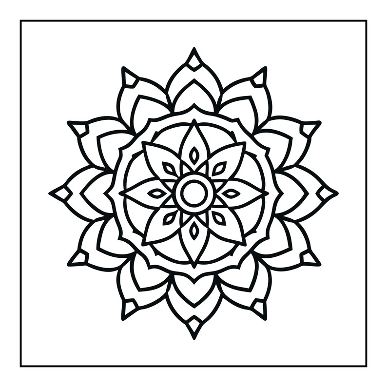 Pu&ograve; includere: Un'illustrazione in bianco e nero a tratto di un disegno mandala simmetrico. Il grafico presenta un cerchio centrale circondato da due strati di forme appuntite simili a petali disposte in un motivo radiale all'interno di una cornice quadrata.