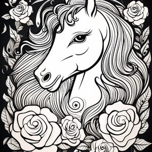以下が含まれることがあります： 流れるようなたてがみを持つ馬の頭部を描いた白黒の線画イラストで、詳細なバラの花と葉に囲まれています。太い輪郭線と繊細な陰影を使用して、馬の特徴と花の要素を明確に表現したデザインとなっています。