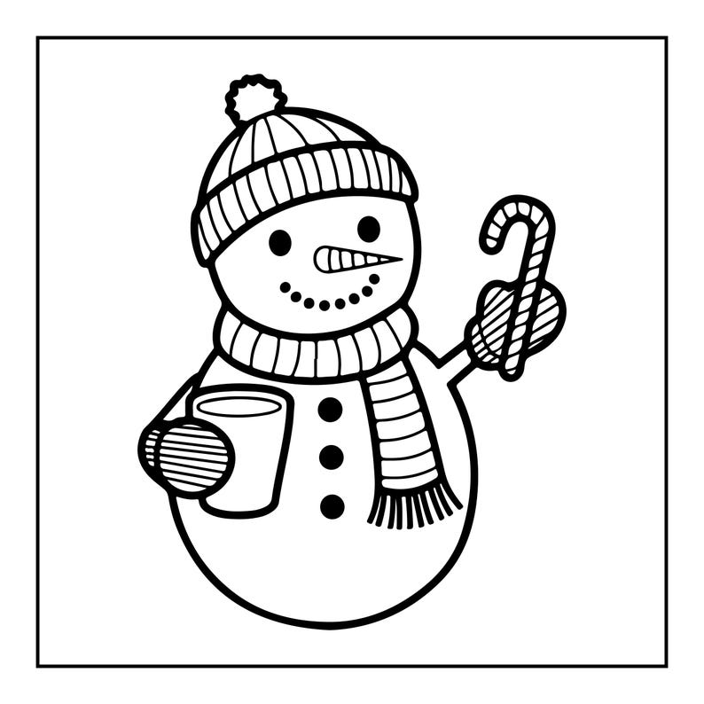 以下が含まれることがあります： ポンポン付きのニット帽とストライプ柄のマフラーを身につけた雪だるまの白黒線画イラスト。雪だるまには人参の鼻、点描の口元、胴体に3つのボタンがある。片手にマグカップ、もう片方の手にキャンディケインを持っている。