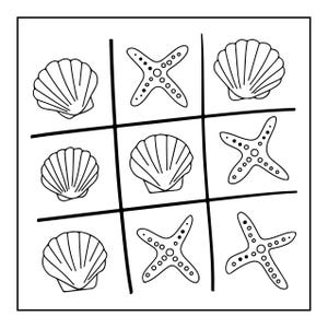 K&ouml;nnte beinhalten: Eine schwarz-wei&szlig;e Strichzeichnung eines Tic-Tac-Toe-Spielfelds. Das Raster enth&auml;lt vier Illustrationen von Jakobsmuscheln und f&uuml;nf Illustrationen von Seesternen, die in den neun Feldern angeordnet sind und ein nautisches Thema f&uuml;r dieses Spiel bilden.