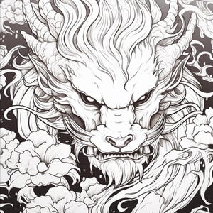 Puede incluir: Una ilustraci&oacute;n de arte lineal en blanco y negro que presenta una cabeza de drag&oacute;n detallada con una melena fluida, cuernos afilados y una expresi&oacute;n feroz, rodeada de elementos florales estilizados y patrones de nubes sobre un fondo oscuro.