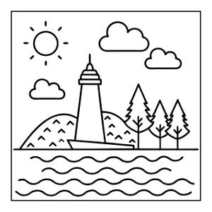 Op de afbeelding: Een zwart-wit lijntekening met een vuurtoren op een heuvel naast drie dennenbomen. De sc&egrave;ne bevat een zon met stralen, drie wolken en golvende lijnen die water voorstellen aan de onderkant van het vierkante kader.