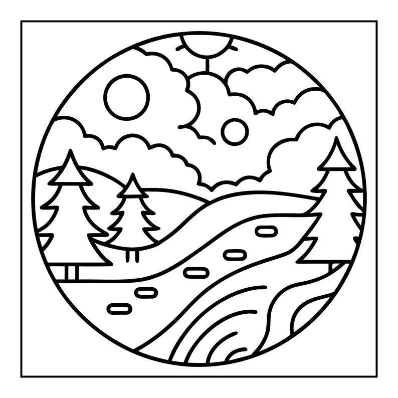 Op de afbeelding: Een cirkelvormige zwart-wit lijntekening met een landschap met drie groenblijvende bomen, glooiende heuvels, een kronkelend pad met kleine stenen en een lucht vol wolken, een zon en twee cirkelvormige hemellichamen.
