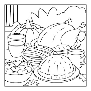 Op de afbeelding: Een zwart-wit lijntekening van een Thanksgiving-maaltijd met een gebraden kalkoen op een schaal, een pompoen, een kom met ronde etenswaren, een taart met een rasterpatroon, een ronde taart of cake en twee mokken, allemaal op een tafel geplaatst.