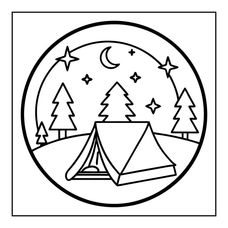 Op de afbeelding: Een zwart-witte cirkelvormige lijntekening met een kampeertent in een boslandschap bij nacht. De sc&egrave;ne bevat vier dennenbomen, een maansikkel en verschillende vierpuntige sterren tegen een eenvoudige horizonlijn.
