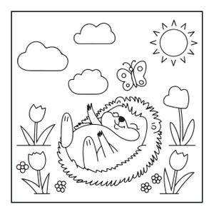 以下が含まれることがあります： 花畑で仰向けになって微笑むハリネズミを描いた、白黒の線画の塗り絵ページ。太陽と光線、3つのふわふわした雲、そして庭でハリネズミの上を飛ぶ蝶が描かれています。