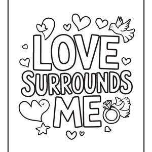 Pu&ograve; includere: Una pagina da colorare in bianco e nero con il testo LOVE SURROUNDS ME in grassetto maiuscolo. Il disegno &egrave; decorato con varie forme di cuori, una colomba in volo, una piccola stella e l'icona di un anello con diamante, tutto in nero.