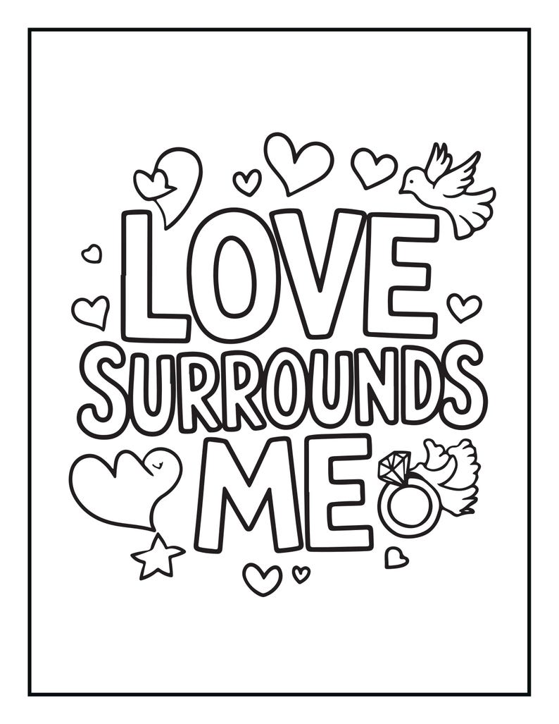Pu&ograve; includere: Una pagina da colorare in bianco e nero con il testo LOVE SURROUNDS ME in grassetto maiuscolo. Il disegno &egrave; decorato con varie forme di cuori, una colomba in volo, una piccola stella e l'icona di un anello con diamante, tutto in nero.