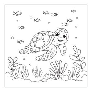 以下が含まれることがあります： 水中を泳ぐ笑顔のウミガメを描いた白黒の塗り絵ページ。このシーンには、数匹の小さな魚、浮かぶ泡、そして下の砂地の海底から生えているさまざまな水生植物が含まれています。