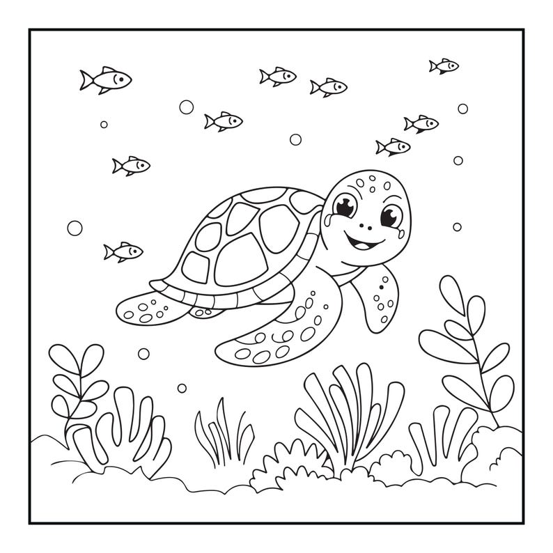 以下が含まれることがあります： 水中を泳ぐ笑顔のウミガメを描いた白黒の塗り絵ページ。このシーンには、数匹の小さな魚、浮かぶ泡、そして下の砂地の海底から生えているさまざまな水生植物が含まれています。