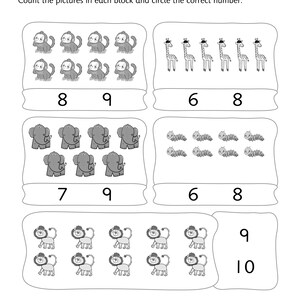 Pu&ograve; includere: Un foglio di lavoro educativo in bianco e nero intitolato Counting (Revision) con l'istruzione Count the pictures in each block and circle the correct number. Contiene cinque blocchi rettangolari con illustrazioni di scimmie, giraffe, elefanti, bruchi e leoni con opzioni numeriche sotto ogni set.
