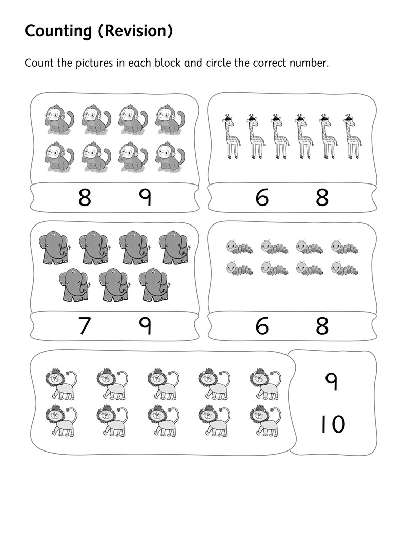 Pu&ograve; includere: Un foglio di lavoro educativo in bianco e nero intitolato Counting (Revision) con l'istruzione Count the pictures in each block and circle the correct number. Contiene cinque blocchi rettangolari con illustrazioni di scimmie, giraffe, elefanti, bruchi e leoni con opzioni numeriche sotto ogni set.