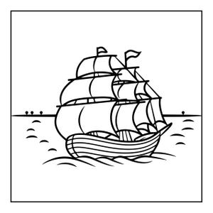 Op de afbeelding: Een zwart-wit lijntekening van een zeilschip met meerdere masten en volle zeilen die over het water vaart. Het schip heeft een gebogen romp en twee kleine vlaggetjes aan de top, tegen een eenvoudige horizonlijn met kleine golven.