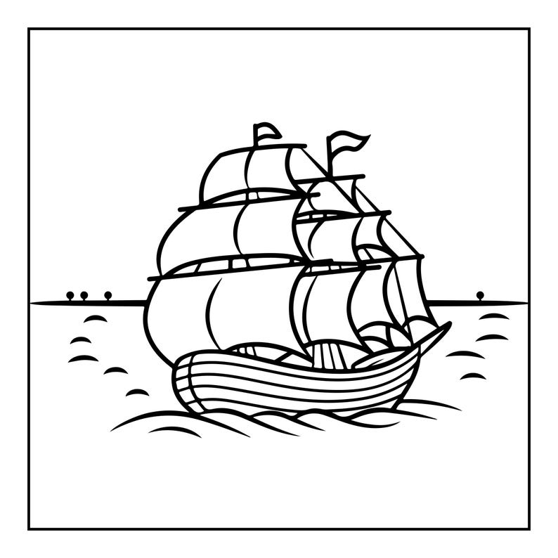 Op de afbeelding: Een zwart-wit lijntekening van een zeilschip met meerdere masten en volle zeilen die over het water vaart. Het schip heeft een gebogen romp en twee kleine vlaggetjes aan de top, tegen een eenvoudige horizonlijn met kleine golven.
