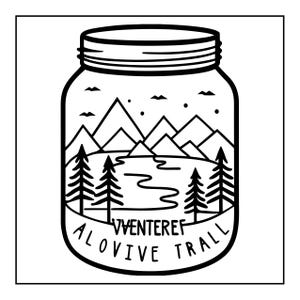 Op de afbeelding: Een zwart-witte lijntekening van een weckpot met een berglandschap, dennenbomen, een kronkelende rivier en vogels. De tekst VVENTEREF ALOVIVE TRALL staat in zwarte hoofdletters onderaan op de pot gedrukt.