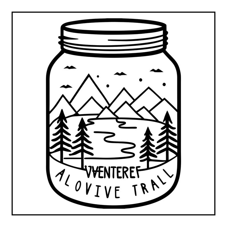 Op de afbeelding: Een zwart-witte lijntekening van een weckpot met een berglandschap, dennenbomen, een kronkelende rivier en vogels. De tekst VVENTEREF ALOVIVE TRALL staat in zwarte hoofdletters onderaan op de pot gedrukt.