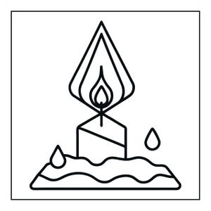 Op de afbeelding: Een zwart-wit lijntekening van een brandende kaars. De kaars heeft een vlam met een geometrische, ruitvormige omlijning erboven. Twee kleine druppelvormen bevinden zich aan weerszijden van de kaarsvoet, die op een golvend oppervlak is geplaatst.