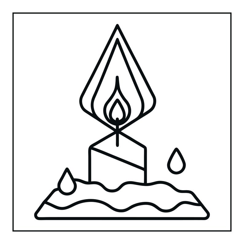Op de afbeelding: Een zwart-wit lijntekening van een brandende kaars. De kaars heeft een vlam met een geometrische, ruitvormige omlijning erboven. Twee kleine druppelvormen bevinden zich aan weerszijden van de kaarsvoet, die op een golvend oppervlak is geplaatst.