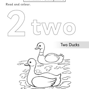 Puede incluir: Una hoja de trabajo educativa en blanco y negro titulada Worksheet 1 (Recognition) con el n&uacute;mero 2 y la palabra two en fuente de contorno. Debajo, un dibujo lineal muestra dos patos nadando con el texto Two Ducks impreso al lado.