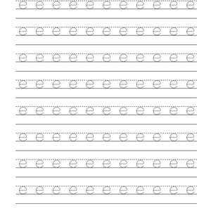Pode incluir: Uma folha de exerc&iacute;cios branca com oito linhas horizontais de tra&ccedil;os pretos pontilhados. Cada linha cont&eacute;m dez letras min&uacute;sculas e escritas com uma fonte pontilhada, projetadas para praticar a caligrafia em papel pautado padr&atilde;o.