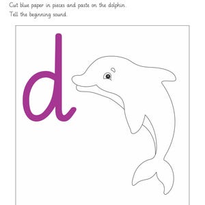 Peut inclure: Une feuille d'exercices &eacute;ducative blanche avec une grande lettre d minuscule violette et un dessin au trait noir d'un dauphin. Le texte indique : Student Name: Date: Cut blue paper in pieces and paste on the dolphin. Tell the beginning sound.
